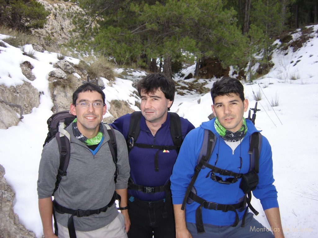 De izquierda a derecha: Jesús, Joaquín y Quique en el nevado camino de bajada